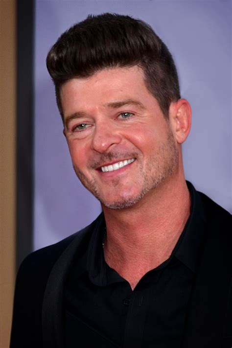 Robin Thicke .